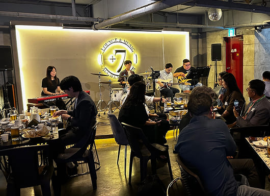 어궁동 식당에서 연주하는 시민들의 모습