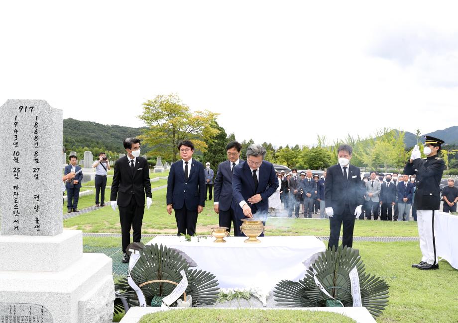 홍범도장군 묘역 참배(2022.08.15.) 이미지
