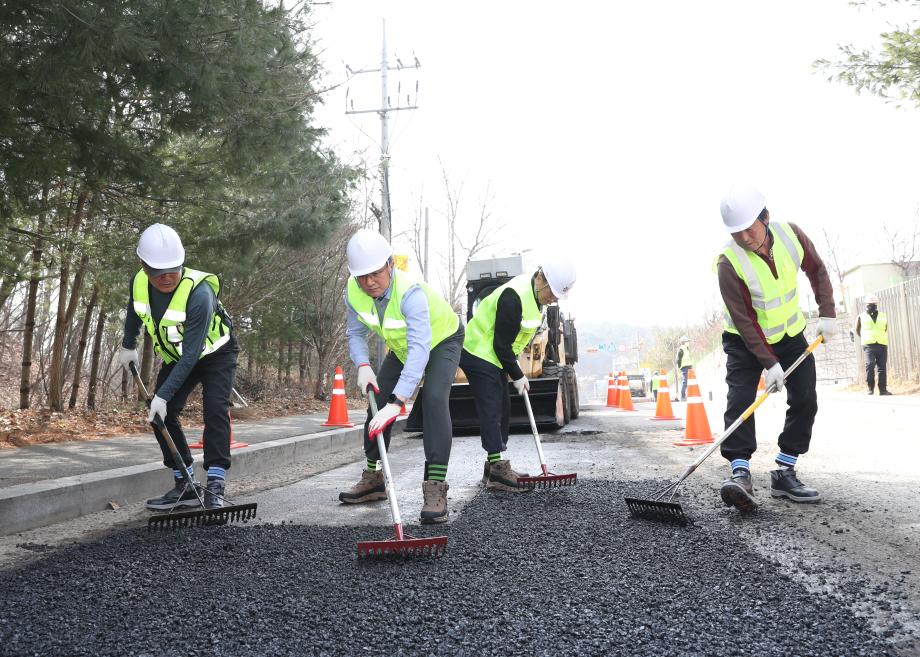포트홀 정비 이미지
