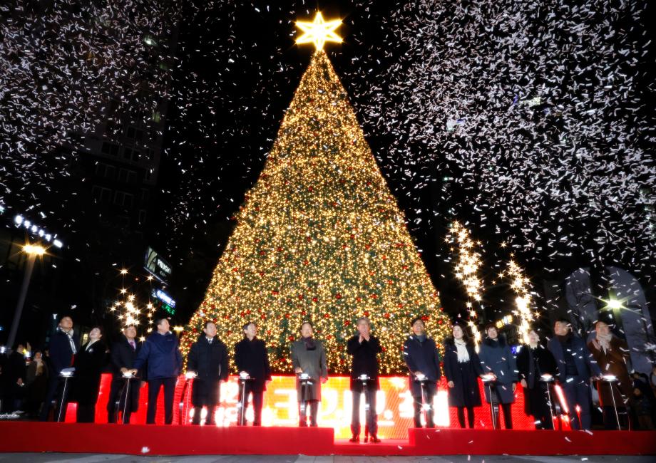 크리스마스 축제 트리 점등식 이미지