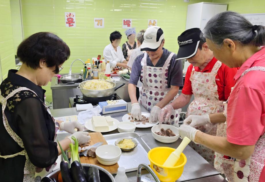 (3 10) 1 유성구 홀몸 어르신 건강 식생활 지원 온기밥상 사진.jpg