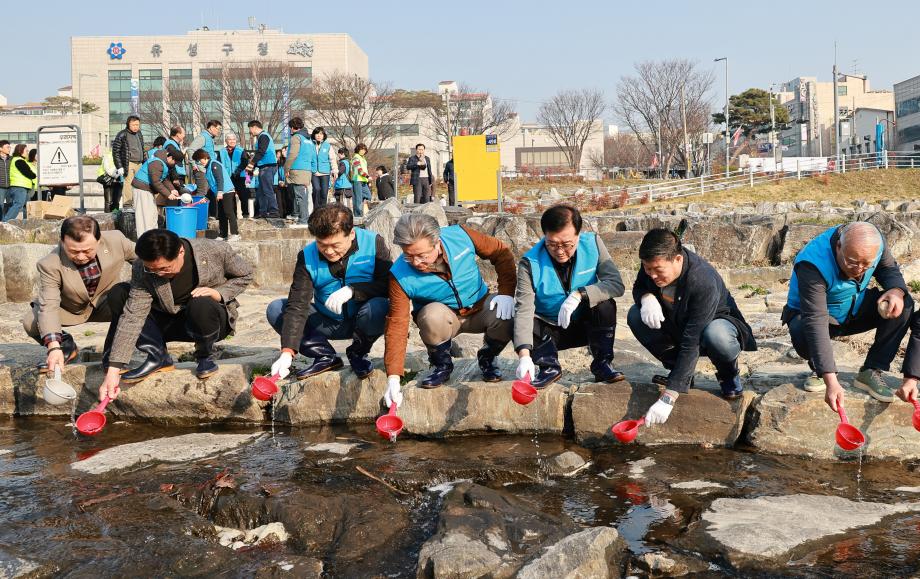 (3 20) 2 유성구 세계 물의날 기념 하천 정화 탄소중립 캠페인 사진.jpg
