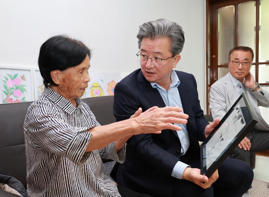 (8 10) 2 유성구 제81주년 광복절 앞두고 독립유공자 유족 위문 사진.jpg