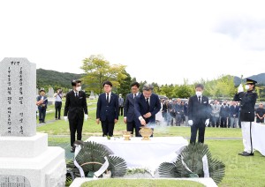 홍범도장군 묘역 참배