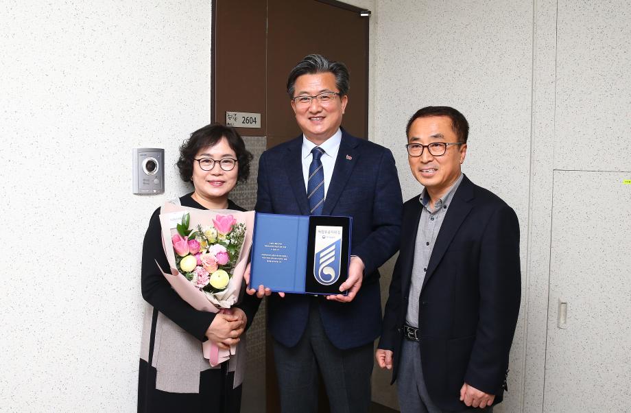 독립유공자 후손에 명패전달(2019.3.5.) 이미지