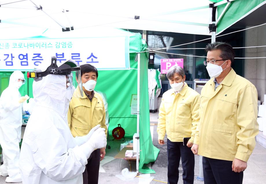 드라이브 스루 선별진료소 방문 및 관계 직원 격려(2020.2.29.) 이미지