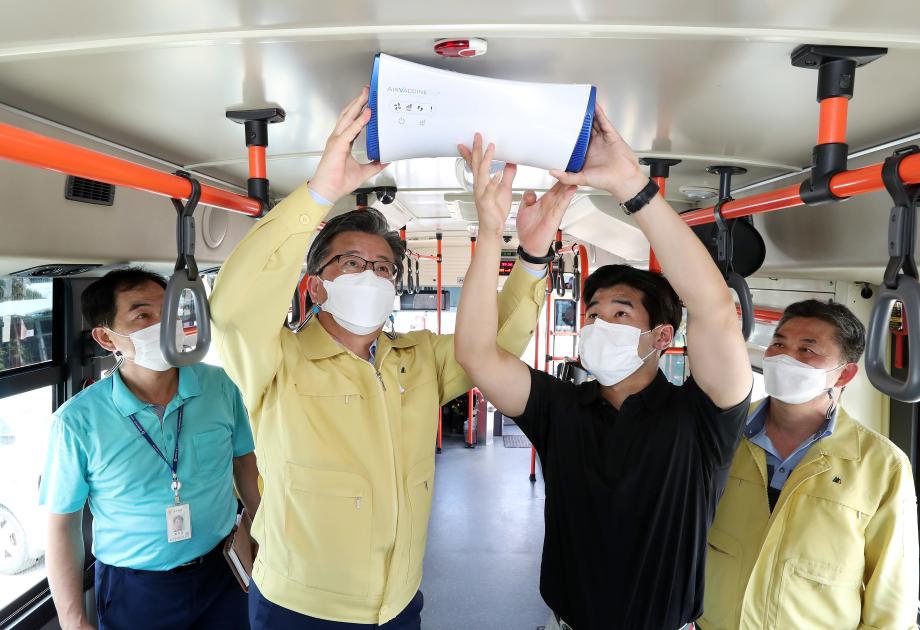 유성구 마을버스 내부에 코로나19 방지를 위한 공기살균정화기 설치(2020.9.1.) 이미지